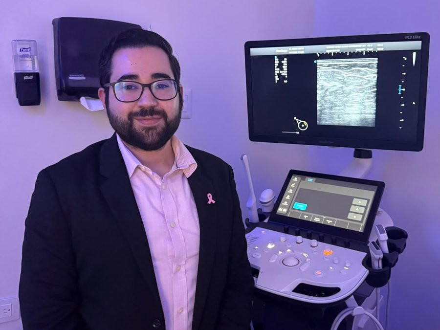 Dr. Sergio Medina junto al equipo de ultrasonido en su consultorio de Reynosa