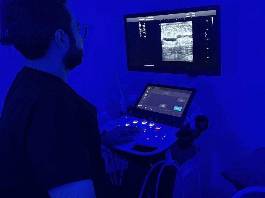 Estudio de ultrasonido Doppler en el consultorio del Dr. Sergio Medina en Reynosa